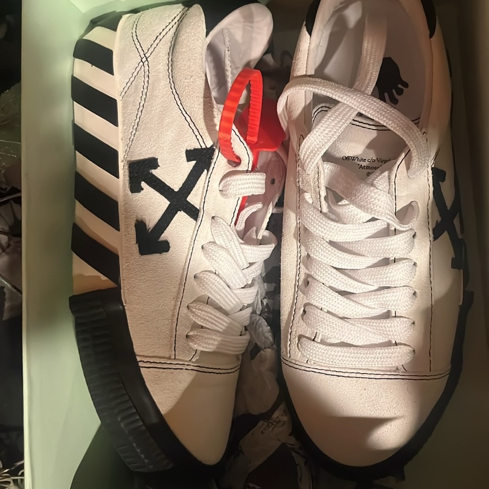 Off White New Arrow low vulcanized size 9 womens brand new never worn with box